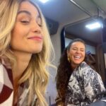 Nanda Costa Instagram - Jordana e Milena estão chegando dia 11/04. Ouvi dizer que elas vão se pegar em Justiça 2. Será? Quem shipa? Como shipa? Esse carrossel é uma mistura de fotos que eu tirei com @paollaoliveirareal, com fotos que ela tirou de mim. Te amo, garotinha. Sou sua fã 🫶🏼 Dia 11 também é dia da nossa autora genial @manueladiasautora, e o presente é todo nosso! Obrigada, Manu 🍓