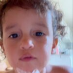 Nanda Costa Instagram - Toda vez que eu me “quebrava” minha mãe dizia: se eu pudesse tirar sua dor e botar em mim, eu faria. Os primeiros pontinhos chegaram, e essa frase nunca fez tanto sentido 💔. Eu segurei Tiê e Lan me segurou. Vc já passou por isso? Quantos anos seu filho tinha quando isso aconteceu?