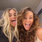 Nanda Costa Instagram - Jordana e Milena estão chegando dia 11/04. Ouvi dizer que elas vão se pegar em Justiça 2. Será? Quem shipa? Como shipa? Esse carrossel é uma mistura de fotos que eu tirei com @paollaoliveirareal, com fotos que ela tirou de mim. Te amo, garotinha. Sou sua fã 🫶🏼 Dia 11 também é dia da nossa autora genial @manueladiasautora, e o presente é todo nosso! Obrigada, Manu 🍓