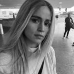 Nanda Costa Instagram - Jordana e Milena estão chegando dia 11/04. Ouvi dizer que elas vão se pegar em Justiça 2. Será? Quem shipa? Como shipa? Esse carrossel é uma mistura de fotos que eu tirei com @paollaoliveirareal, com fotos que ela tirou de mim. Te amo, garotinha. Sou sua fã 🫶🏼 Dia 11 também é dia da nossa autora genial @manueladiasautora, e o presente é todo nosso! Obrigada, Manu 🍓
