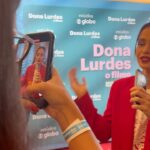 Nanda Costa Instagram – Toda na beca pra ver Dona Lurdes Regina Casé brilhando no cinema! @arletesallesoficial e @reginacase são duas das maiores atrizes do nosso país, é emocionante e divertidíssimo esse encontro delas no filme. Eu fico muito feliz de estar ao lado delas, mesmo que rapidinho. Uma lindeza ver essa mãe que dedicou uma vida inteira pelos filhos tomando as rédeas da própria vida. Regina é gênia e faz a gente rir do início ao fim. @evandromesquita chegou chegando, fazendo a gente se apaixonar pelo Mário Sérgio. Já quero o Dona Lurdes 2, só pra curtir mais um pouquinho dessa química perfeita! Bom demais reencontrar essa família que começou em Amor de Mãe, que atravessou a Pandemia.. Vivemos tantas coisas juntos..
Dona Lurdes ganhou um filme pra chamar de seu. Ela merece! Lurdes merece o mundo!
Obrigada @manueladiasautora por mais essa parceira 🫶🏼 obrigada @crismarquesreis e todos os envolvidos nessa história. Uma sorte poder matar (ou melhor, viver) a saudade dessa familia! O filme estreia nesta quinta-feira, 28/03, nos cinemas! Assistam, está imperdível!
Styling @marifranca_
Beleza @cami.nhante