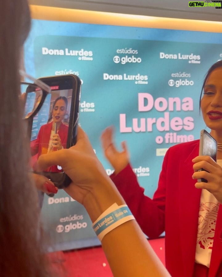 Nanda Costa Instagram - Toda na beca pra ver Dona Lurdes Regina Casé brilhando no cinema! @arletesallesoficial e @reginacase são duas das maiores atrizes do nosso país, é emocionante e divertidíssimo esse encontro delas no filme. Eu fico muito feliz de estar ao lado delas, mesmo que rapidinho. Uma lindeza ver essa mãe que dedicou uma vida inteira pelos filhos tomando as rédeas da própria vida. Regina é gênia e faz a gente rir do início ao fim. @evandromesquita chegou chegando, fazendo a gente se apaixonar pelo Mário Sérgio. Já quero o Dona Lurdes 2, só pra curtir mais um pouquinho dessa química perfeita! Bom demais reencontrar essa família que começou em Amor de Mãe, que atravessou a Pandemia.. Vivemos tantas coisas juntos.. Dona Lurdes ganhou um filme pra chamar de seu. Ela merece! Lurdes merece o mundo! Obrigada @manueladiasautora por mais essa parceira 🫶🏼 obrigada @crismarquesreis e todos os envolvidos nessa história. Uma sorte poder matar (ou melhor, viver) a saudade dessa familia! O filme estreia nesta quinta-feira, 28/03, nos cinemas! Assistam, está imperdível! Styling @marifranca_ Beleza @cami.nhante