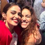 Nanda Costa Instagram – Toda na beca pra ver Dona Lurdes Regina Casé brilhando no cinema! @arletesallesoficial e @reginacase são duas das maiores atrizes do nosso país, é emocionante e divertidíssimo esse encontro delas no filme. Eu fico muito feliz de estar ao lado delas, mesmo que rapidinho. Uma lindeza ver essa mãe que dedicou uma vida inteira pelos filhos tomando as rédeas da própria vida. Regina é gênia e faz a gente rir do início ao fim. @evandromesquita chegou chegando, fazendo a gente se apaixonar pelo Mário Sérgio. Já quero o Dona Lurdes 2, só pra curtir mais um pouquinho dessa química perfeita! Bom demais reencontrar essa família que começou em Amor de Mãe, que atravessou a Pandemia.. Vivemos tantas coisas juntos..
Dona Lurdes ganhou um filme pra chamar de seu. Ela merece! Lurdes merece o mundo!
Obrigada @manueladiasautora por mais essa parceira 🫶🏼 obrigada @crismarquesreis e todos os envolvidos nessa história. Uma sorte poder matar (ou melhor, viver) a saudade dessa familia! O filme estreia nesta quinta-feira, 28/03, nos cinemas! Assistam, está imperdível!
Styling @marifranca_
Beleza @cami.nhante
