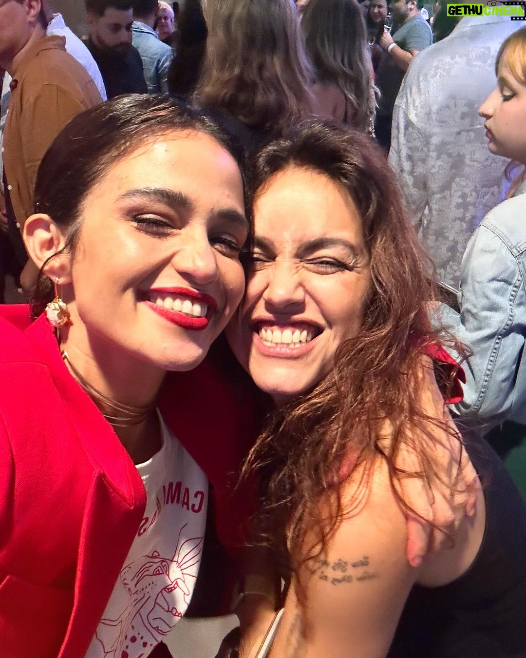 Nanda Costa Instagram - Toda na beca pra ver Dona Lurdes Regina Casé brilhando no cinema! @arletesallesoficial e @reginacase são duas das maiores atrizes do nosso país, é emocionante e divertidíssimo esse encontro delas no filme. Eu fico muito feliz de estar ao lado delas, mesmo que rapidinho. Uma lindeza ver essa mãe que dedicou uma vida inteira pelos filhos tomando as rédeas da própria vida. Regina é gênia e faz a gente rir do início ao fim. @evandromesquita chegou chegando, fazendo a gente se apaixonar pelo Mário Sérgio. Já quero o Dona Lurdes 2, só pra curtir mais um pouquinho dessa química perfeita! Bom demais reencontrar essa família que começou em Amor de Mãe, que atravessou a Pandemia.. Vivemos tantas coisas juntos.. Dona Lurdes ganhou um filme pra chamar de seu. Ela merece! Lurdes merece o mundo! Obrigada @manueladiasautora por mais essa parceira 🫶🏼 obrigada @crismarquesreis e todos os envolvidos nessa história. Uma sorte poder matar (ou melhor, viver) a saudade dessa familia! O filme estreia nesta quinta-feira, 28/03, nos cinemas! Assistam, está imperdível! Styling @marifranca_ Beleza @cami.nhante