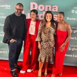 Nanda Costa Instagram – Toda na beca pra ver Dona Lurdes Regina Casé brilhando no cinema! @arletesallesoficial e @reginacase são duas das maiores atrizes do nosso país, é emocionante e divertidíssimo esse encontro delas no filme. Eu fico muito feliz de estar ao lado delas, mesmo que rapidinho. Uma lindeza ver essa mãe que dedicou uma vida inteira pelos filhos tomando as rédeas da própria vida. Regina é gênia e faz a gente rir do início ao fim. @evandromesquita chegou chegando, fazendo a gente se apaixonar pelo Mário Sérgio. Já quero o Dona Lurdes 2, só pra curtir mais um pouquinho dessa química perfeita! Bom demais reencontrar essa família que começou em Amor de Mãe, que atravessou a Pandemia.. Vivemos tantas coisas juntos..
Dona Lurdes ganhou um filme pra chamar de seu. Ela merece! Lurdes merece o mundo!
Obrigada @manueladiasautora por mais essa parceira 🫶🏼 obrigada @crismarquesreis e todos os envolvidos nessa história. Uma sorte poder matar (ou melhor, viver) a saudade dessa familia! O filme estreia nesta quinta-feira, 28/03, nos cinemas! Assistam, está imperdível!
Styling @marifranca_
Beleza @cami.nhante