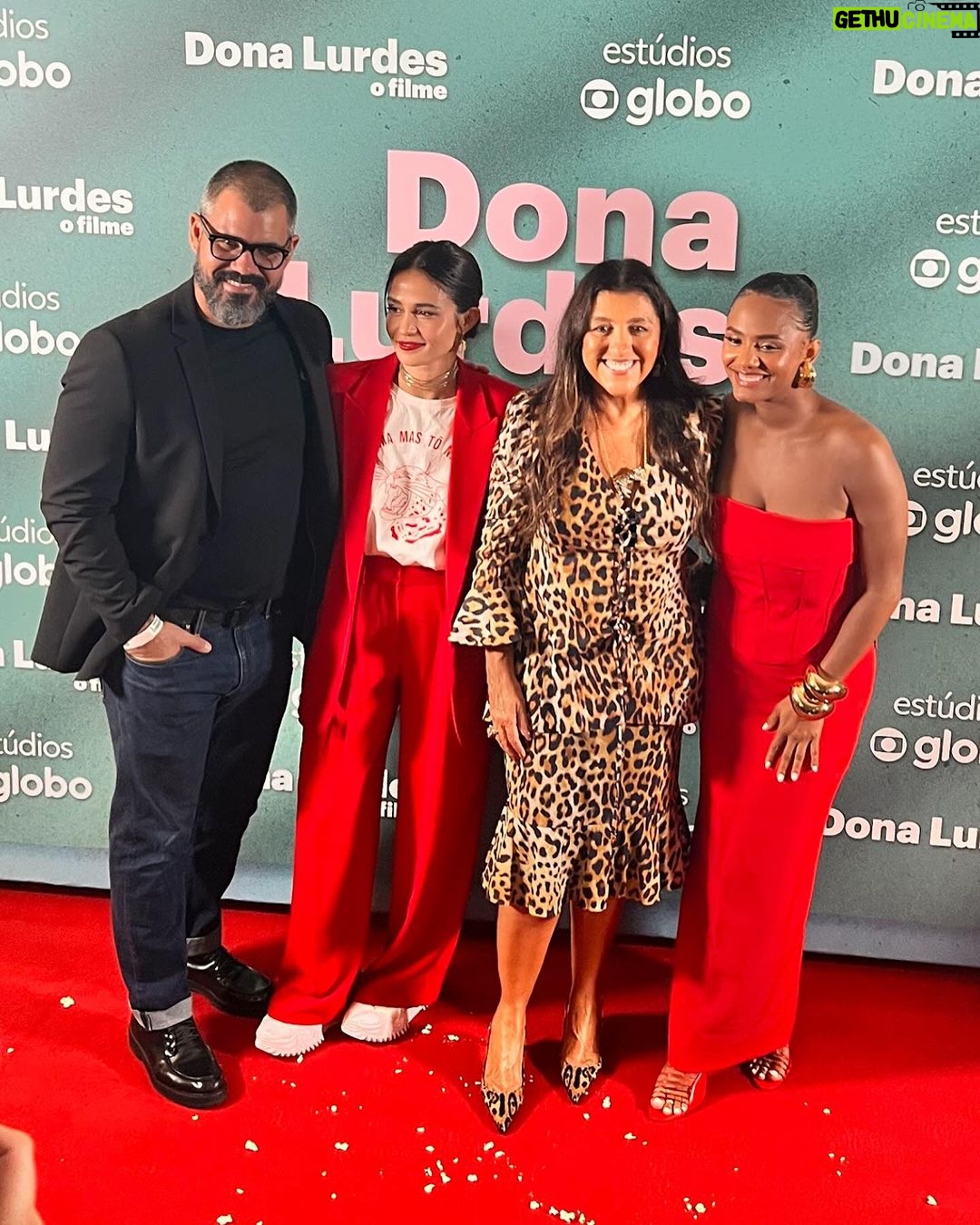 Nanda Costa Instagram - Toda na beca pra ver Dona Lurdes Regina Casé brilhando no cinema! @arletesallesoficial e @reginacase são duas das maiores atrizes do nosso país, é emocionante e divertidíssimo esse encontro delas no filme. Eu fico muito feliz de estar ao lado delas, mesmo que rapidinho. Uma lindeza ver essa mãe que dedicou uma vida inteira pelos filhos tomando as rédeas da própria vida. Regina é gênia e faz a gente rir do início ao fim. @evandromesquita chegou chegando, fazendo a gente se apaixonar pelo Mário Sérgio. Já quero o Dona Lurdes 2, só pra curtir mais um pouquinho dessa química perfeita! Bom demais reencontrar essa família que começou em Amor de Mãe, que atravessou a Pandemia.. Vivemos tantas coisas juntos.. Dona Lurdes ganhou um filme pra chamar de seu. Ela merece! Lurdes merece o mundo! Obrigada @manueladiasautora por mais essa parceira 🫶🏼 obrigada @crismarquesreis e todos os envolvidos nessa história. Uma sorte poder matar (ou melhor, viver) a saudade dessa familia! O filme estreia nesta quinta-feira, 28/03, nos cinemas! Assistam, está imperdível! Styling @marifranca_ Beleza @cami.nhante
