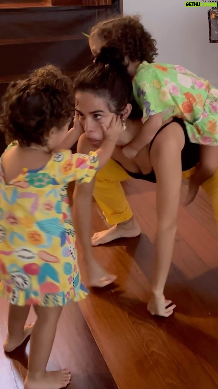 Nanda Costa Instagram - Não basta ser mãe. Tem que ser macaca, gata, cachorra, periquita e papagaia. E de novo, e de novo e de novo. Como meu tempo tá curto, tô malhando como posso! Boa noite, meu povo ❣️