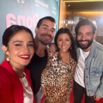 Nanda Costa Instagram – Toda na beca pra ver Dona Lurdes Regina Casé brilhando no cinema! @arletesallesoficial e @reginacase são duas das maiores atrizes do nosso país, é emocionante e divertidíssimo esse encontro delas no filme. Eu fico muito feliz de estar ao lado delas, mesmo que rapidinho. Uma lindeza ver essa mãe que dedicou uma vida inteira pelos filhos tomando as rédeas da própria vida. Regina é gênia e faz a gente rir do início ao fim. @evandromesquita chegou chegando, fazendo a gente se apaixonar pelo Mário Sérgio. Já quero o Dona Lurdes 2, só pra curtir mais um pouquinho dessa química perfeita! Bom demais reencontrar essa família que começou em Amor de Mãe, que atravessou a Pandemia.. Vivemos tantas coisas juntos..
Dona Lurdes ganhou um filme pra chamar de seu. Ela merece! Lurdes merece o mundo!
Obrigada @manueladiasautora por mais essa parceira 🫶🏼 obrigada @crismarquesreis e todos os envolvidos nessa história. Uma sorte poder matar (ou melhor, viver) a saudade dessa familia! O filme estreia nesta quinta-feira, 28/03, nos cinemas! Assistam, está imperdível!
Styling @marifranca_
Beleza @cami.nhante