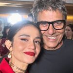 Nanda Costa Instagram – Toda na beca pra ver Dona Lurdes Regina Casé brilhando no cinema! @arletesallesoficial e @reginacase são duas das maiores atrizes do nosso país, é emocionante e divertidíssimo esse encontro delas no filme. Eu fico muito feliz de estar ao lado delas, mesmo que rapidinho. Uma lindeza ver essa mãe que dedicou uma vida inteira pelos filhos tomando as rédeas da própria vida. Regina é gênia e faz a gente rir do início ao fim. @evandromesquita chegou chegando, fazendo a gente se apaixonar pelo Mário Sérgio. Já quero o Dona Lurdes 2, só pra curtir mais um pouquinho dessa química perfeita! Bom demais reencontrar essa família que começou em Amor de Mãe, que atravessou a Pandemia.. Vivemos tantas coisas juntos..
Dona Lurdes ganhou um filme pra chamar de seu. Ela merece! Lurdes merece o mundo!
Obrigada @manueladiasautora por mais essa parceira 🫶🏼 obrigada @crismarquesreis e todos os envolvidos nessa história. Uma sorte poder matar (ou melhor, viver) a saudade dessa familia! O filme estreia nesta quinta-feira, 28/03, nos cinemas! Assistam, está imperdível!
Styling @marifranca_
Beleza @cami.nhante