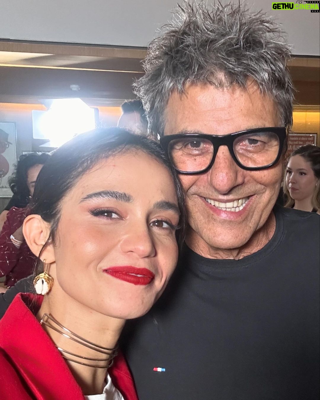 Nanda Costa Instagram - Toda na beca pra ver Dona Lurdes Regina Casé brilhando no cinema! @arletesallesoficial e @reginacase são duas das maiores atrizes do nosso país, é emocionante e divertidíssimo esse encontro delas no filme. Eu fico muito feliz de estar ao lado delas, mesmo que rapidinho. Uma lindeza ver essa mãe que dedicou uma vida inteira pelos filhos tomando as rédeas da própria vida. Regina é gênia e faz a gente rir do início ao fim. @evandromesquita chegou chegando, fazendo a gente se apaixonar pelo Mário Sérgio. Já quero o Dona Lurdes 2, só pra curtir mais um pouquinho dessa química perfeita! Bom demais reencontrar essa família que começou em Amor de Mãe, que atravessou a Pandemia.. Vivemos tantas coisas juntos.. Dona Lurdes ganhou um filme pra chamar de seu. Ela merece! Lurdes merece o mundo! Obrigada @manueladiasautora por mais essa parceira 🫶🏼 obrigada @crismarquesreis e todos os envolvidos nessa história. Uma sorte poder matar (ou melhor, viver) a saudade dessa familia! O filme estreia nesta quinta-feira, 28/03, nos cinemas! Assistam, está imperdível! Styling @marifranca_ Beleza @cami.nhante