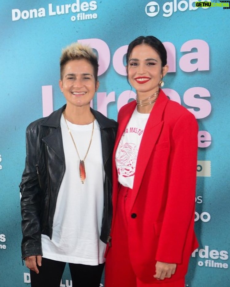 Nanda Costa Instagram - Toda na beca pra ver Dona Lurdes Regina Casé brilhando no cinema! @arletesallesoficial e @reginacase são duas das maiores atrizes do nosso país, é emocionante e divertidíssimo esse encontro delas no filme. Eu fico muito feliz de estar ao lado delas, mesmo que rapidinho. Uma lindeza ver essa mãe que dedicou uma vida inteira pelos filhos tomando as rédeas da própria vida. Regina é gênia e faz a gente rir do início ao fim. @evandromesquita chegou chegando, fazendo a gente se apaixonar pelo Mário Sérgio. Já quero o Dona Lurdes 2, só pra curtir mais um pouquinho dessa química perfeita! Bom demais reencontrar essa família que começou em Amor de Mãe, que atravessou a Pandemia.. Vivemos tantas coisas juntos.. Dona Lurdes ganhou um filme pra chamar de seu. Ela merece! Lurdes merece o mundo! Obrigada @manueladiasautora por mais essa parceira 🫶🏼 obrigada @crismarquesreis e todos os envolvidos nessa história. Uma sorte poder matar (ou melhor, viver) a saudade dessa familia! O filme estreia nesta quinta-feira, 28/03, nos cinemas! Assistam, está imperdível! Styling @marifranca_ Beleza @cami.nhante
