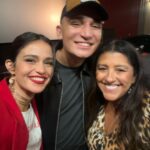Nanda Costa Instagram – Toda na beca pra ver Dona Lurdes Regina Casé brilhando no cinema! @arletesallesoficial e @reginacase são duas das maiores atrizes do nosso país, é emocionante e divertidíssimo esse encontro delas no filme. Eu fico muito feliz de estar ao lado delas, mesmo que rapidinho. Uma lindeza ver essa mãe que dedicou uma vida inteira pelos filhos tomando as rédeas da própria vida. Regina é gênia e faz a gente rir do início ao fim. @evandromesquita chegou chegando, fazendo a gente se apaixonar pelo Mário Sérgio. Já quero o Dona Lurdes 2, só pra curtir mais um pouquinho dessa química perfeita! Bom demais reencontrar essa família que começou em Amor de Mãe, que atravessou a Pandemia.. Vivemos tantas coisas juntos..
Dona Lurdes ganhou um filme pra chamar de seu. Ela merece! Lurdes merece o mundo!
Obrigada @manueladiasautora por mais essa parceira 🫶🏼 obrigada @crismarquesreis e todos os envolvidos nessa história. Uma sorte poder matar (ou melhor, viver) a saudade dessa familia! O filme estreia nesta quinta-feira, 28/03, nos cinemas! Assistam, está imperdível!
Styling @marifranca_
Beleza @cami.nhante