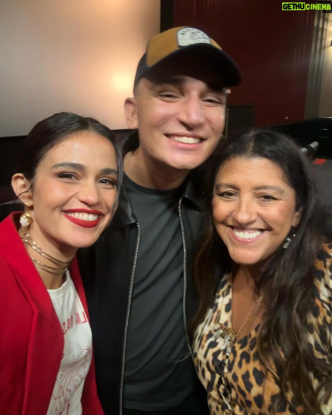 Nanda Costa Instagram - Toda na beca pra ver Dona Lurdes Regina Casé brilhando no cinema! @arletesallesoficial e @reginacase são duas das maiores atrizes do nosso país, é emocionante e divertidíssimo esse encontro delas no filme. Eu fico muito feliz de estar ao lado delas, mesmo que rapidinho. Uma lindeza ver essa mãe que dedicou uma vida inteira pelos filhos tomando as rédeas da própria vida. Regina é gênia e faz a gente rir do início ao fim. @evandromesquita chegou chegando, fazendo a gente se apaixonar pelo Mário Sérgio. Já quero o Dona Lurdes 2, só pra curtir mais um pouquinho dessa química perfeita! Bom demais reencontrar essa família que começou em Amor de Mãe, que atravessou a Pandemia.. Vivemos tantas coisas juntos.. Dona Lurdes ganhou um filme pra chamar de seu. Ela merece! Lurdes merece o mundo! Obrigada @manueladiasautora por mais essa parceira 🫶🏼 obrigada @crismarquesreis e todos os envolvidos nessa história. Uma sorte poder matar (ou melhor, viver) a saudade dessa familia! O filme estreia nesta quinta-feira, 28/03, nos cinemas! Assistam, está imperdível! Styling @marifranca_ Beleza @cami.nhante