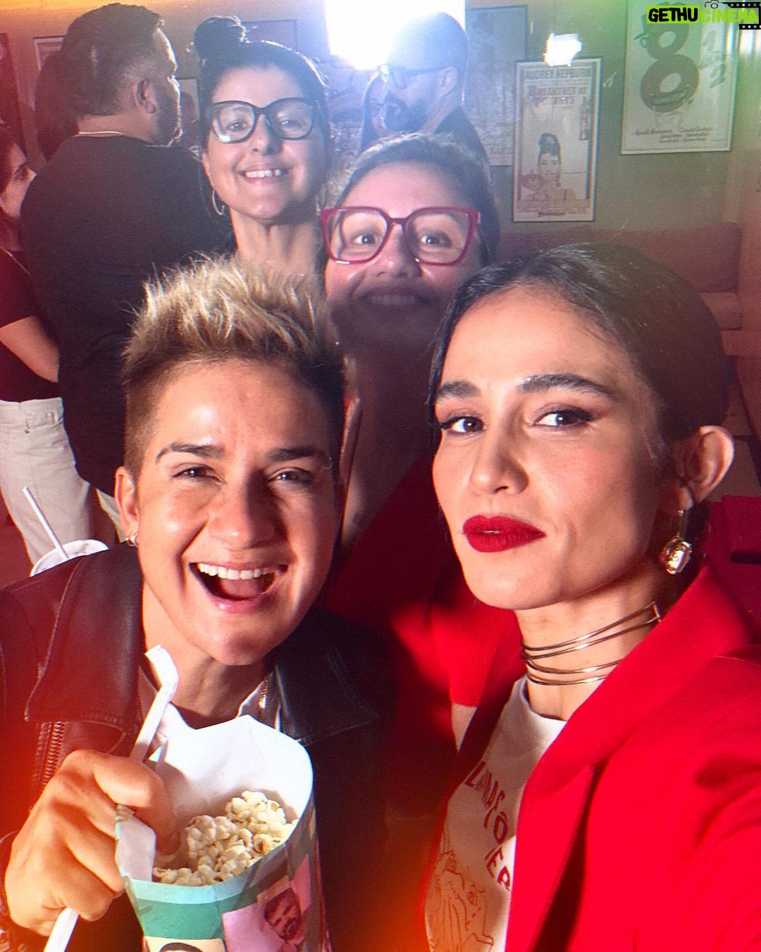 Nanda Costa Instagram - Toda na beca pra ver Dona Lurdes Regina Casé brilhando no cinema! @arletesallesoficial e @reginacase são duas das maiores atrizes do nosso país, é emocionante e divertidíssimo esse encontro delas no filme. Eu fico muito feliz de estar ao lado delas, mesmo que rapidinho. Uma lindeza ver essa mãe que dedicou uma vida inteira pelos filhos tomando as rédeas da própria vida. Regina é gênia e faz a gente rir do início ao fim. @evandromesquita chegou chegando, fazendo a gente se apaixonar pelo Mário Sérgio. Já quero o Dona Lurdes 2, só pra curtir mais um pouquinho dessa química perfeita! Bom demais reencontrar essa família que começou em Amor de Mãe, que atravessou a Pandemia.. Vivemos tantas coisas juntos.. Dona Lurdes ganhou um filme pra chamar de seu. Ela merece! Lurdes merece o mundo! Obrigada @manueladiasautora por mais essa parceira 🫶🏼 obrigada @crismarquesreis e todos os envolvidos nessa história. Uma sorte poder matar (ou melhor, viver) a saudade dessa familia! O filme estreia nesta quinta-feira, 28/03, nos cinemas! Assistam, está imperdível! Styling @marifranca_ Beleza @cami.nhante
