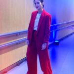 Nanda Costa Instagram – Toda na beca pra ver Dona Lurdes Regina Casé brilhando no cinema! @arletesallesoficial e @reginacase são duas das maiores atrizes do nosso país, é emocionante e divertidíssimo esse encontro delas no filme. Eu fico muito feliz de estar ao lado delas, mesmo que rapidinho. Uma lindeza ver essa mãe que dedicou uma vida inteira pelos filhos tomando as rédeas da própria vida. Regina é gênia e faz a gente rir do início ao fim. @evandromesquita chegou chegando, fazendo a gente se apaixonar pelo Mário Sérgio. Já quero o Dona Lurdes 2, só pra curtir mais um pouquinho dessa química perfeita! Bom demais reencontrar essa família que começou em Amor de Mãe, que atravessou a Pandemia.. Vivemos tantas coisas juntos..
Dona Lurdes ganhou um filme pra chamar de seu. Ela merece! Lurdes merece o mundo!
Obrigada @manueladiasautora por mais essa parceira 🫶🏼 obrigada @crismarquesreis e todos os envolvidos nessa história. Uma sorte poder matar (ou melhor, viver) a saudade dessa familia! O filme estreia nesta quinta-feira, 28/03, nos cinemas! Assistam, está imperdível!
Styling @marifranca_
Beleza @cami.nhante
