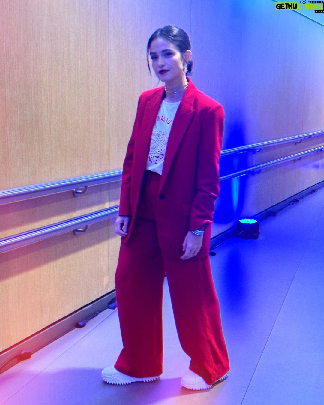 Nanda Costa Instagram - Toda na beca pra ver Dona Lurdes Regina Casé brilhando no cinema! @arletesallesoficial e @reginacase são duas das maiores atrizes do nosso país, é emocionante e divertidíssimo esse encontro delas no filme. Eu fico muito feliz de estar ao lado delas, mesmo que rapidinho. Uma lindeza ver essa mãe que dedicou uma vida inteira pelos filhos tomando as rédeas da própria vida. Regina é gênia e faz a gente rir do início ao fim. @evandromesquita chegou chegando, fazendo a gente se apaixonar pelo Mário Sérgio. Já quero o Dona Lurdes 2, só pra curtir mais um pouquinho dessa química perfeita! Bom demais reencontrar essa família que começou em Amor de Mãe, que atravessou a Pandemia.. Vivemos tantas coisas juntos.. Dona Lurdes ganhou um filme pra chamar de seu. Ela merece! Lurdes merece o mundo! Obrigada @manueladiasautora por mais essa parceira 🫶🏼 obrigada @crismarquesreis e todos os envolvidos nessa história. Uma sorte poder matar (ou melhor, viver) a saudade dessa familia! O filme estreia nesta quinta-feira, 28/03, nos cinemas! Assistam, está imperdível! Styling @marifranca_ Beleza @cami.nhante