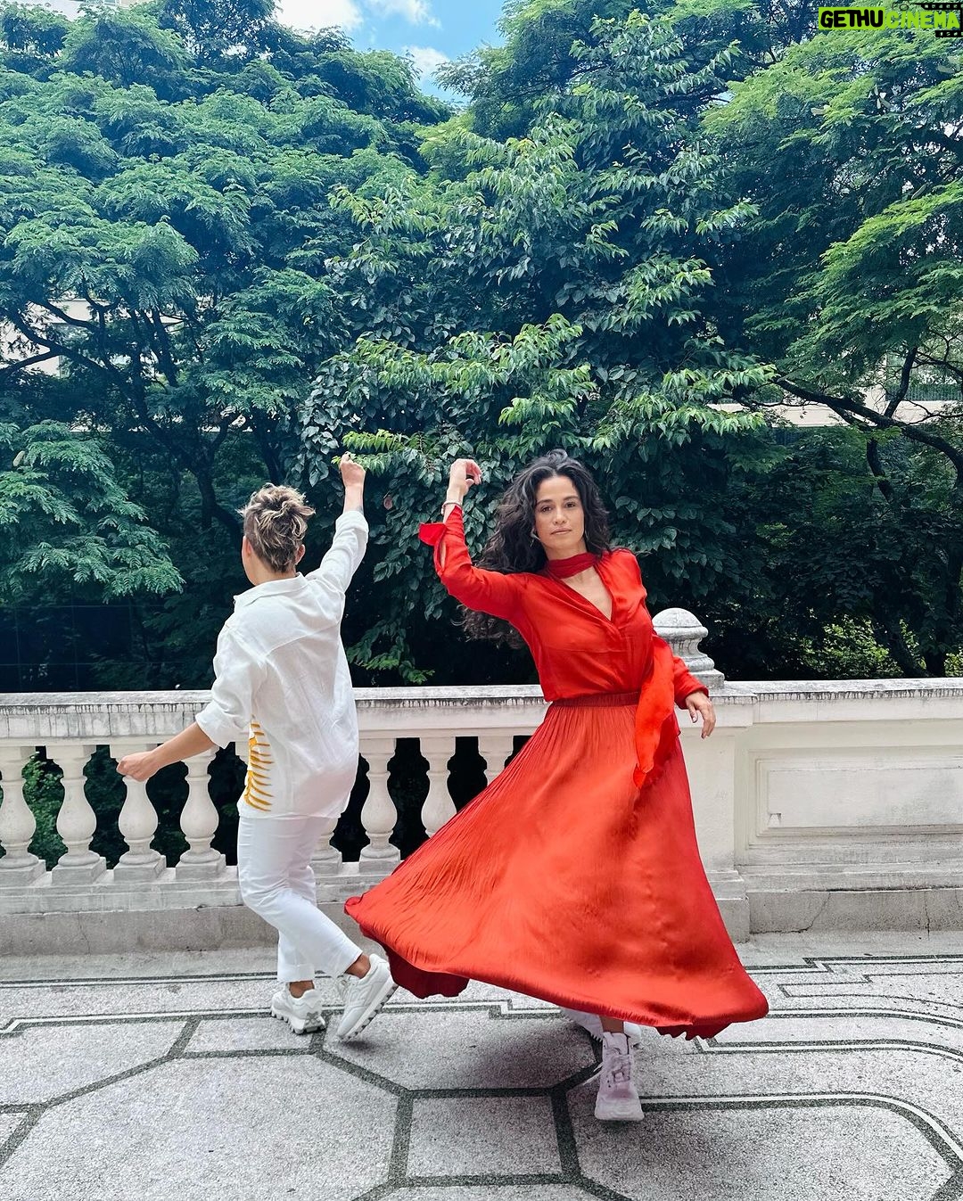 Nanda Costa Instagram - 8M! Duas mulheres, duas mães, duas artistas convidadas para falar sobre maternidade real na Casa Clã! Obrigada @claudiaonline! Mulher é revolução. Fotos/Digital: @lbdigitaleconteudo Stylist: @marifranca_ Beauty: @anacarolsabadin Asscom: @enne.ag Agenciamento: @zeca_vitorinoag