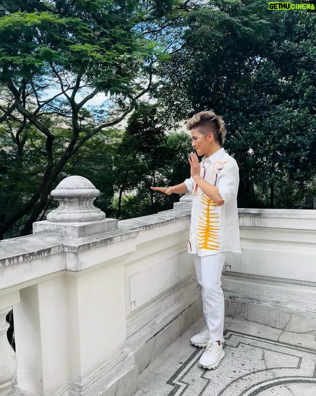 Nanda Costa Instagram - 8M! Duas mulheres, duas mães, duas artistas convidadas para falar sobre maternidade real na Casa Clã! Obrigada @claudiaonline! Mulher é revolução. Fotos/Digital: @lbdigitaleconteudo Stylist: @marifranca_ Beauty: @anacarolsabadin Asscom: @enne.ag Agenciamento: @zeca_vitorinoag