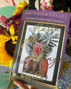 Natalia Téllez Instagram - Artemisa escribía desde que tengo uso de razón, inventaba historias en las que mi mente se sumergía a la creatividad de su selección de palabras. Con el tiempo fuimos muchos los hechizados por su pluma, seducidos ante esa revolución irreverente y sensual, profunda y hermosa. Asistir a la presentación de tu nuevo libro me llena de orgullo, mi Natalia niña se ruboriza con la formalidad del evento, mi corazón se funde con el tuyo con la provocación de que se fundan tantos como se atrevan a pasar sus pupilas por las hojas de tu libro #hastaquecomienzaabrillar @sumadeletrased @libreria_porrua @artemisa_tellez ♥️ por mas días así donde casi puedo sentir la sonrisa de mamá entre nosotras