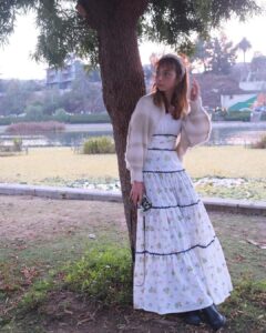 Natalia Téllez Instagram - Hola mi hombro se ve gigantesco 🙀 (pero los vestidos vintage lo valen)