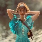 Natalia Téllez Instagram - Artemisa escribía desde que tengo uso de razón, inventaba historias en las que mi mente se sumergía a la creatividad de su selección de palabras. Con el tiempo fuimos muchos los hechizados por su pluma, seducidos ante esa revolución irreverente y sensual, profunda y hermosa. Asistir a la presentación de tu nuevo libro me llena de orgullo, mi Natalia niña se ruboriza con la formalidad del evento, mi corazón se funde con el tuyo con la provocación de que se fundan tantos como se atrevan a pasar sus pupilas por las hojas de tu libro #hastaquecomienzaabrillar @sumadeletrased @libreria_porrua @artemisa_tellez ♥️ por mas días así donde casi puedo sentir la sonrisa de mamá entre nosotras
