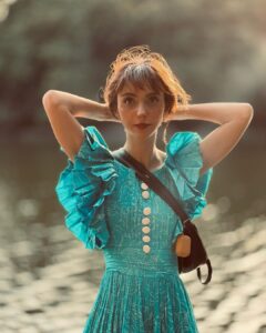 Natalia Téllez Instagram - Artemisa escribía desde que tengo uso de razón, inventaba historias en las que mi mente se sumergía a la creatividad de su selección de palabras. Con el tiempo fuimos muchos los hechizados por su pluma, seducidos ante esa revolución irreverente y sensual, profunda y hermosa. Asistir a la presentación de tu nuevo libro me llena de orgullo, mi Natalia niña se ruboriza con la formalidad del evento, mi corazón se funde con el tuyo con la provocación de que se fundan tantos como se atrevan a pasar sus pupilas por las hojas de tu libro #hastaquecomienzaabrillar @sumadeletrased @libreria_porrua @artemisa_tellez ♥️ por mas días así donde casi puedo sentir la sonrisa de mamá entre nosotras