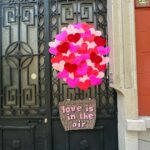 Natalia Téllez Instagram - Arte y amor…Emi quitándome hojitas de la cabeza 🖼️💕