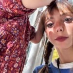Natalia Téllez Instagram - Arte y amor…Emi quitándome hojitas de la cabeza 🖼️💕