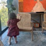 Natalia Téllez Instagram - Arte y amor…Emi quitándome hojitas de la cabeza 🖼️💕