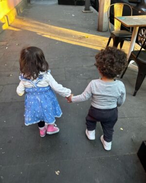 Natalia Téllez Instagram - Así pasa el tiempo y acomoda los corazones donde van, ♥️ se terminan rompecabezas que pensábamos con piezas perdidas y rotas para develar crisálidas gigantes que nos resguardaron y nos permitieron volar. Yo no lo sabía pero construí una red en el camino que se llama familia . Los quiero MUCHO @titijaques y @pedroprietotv