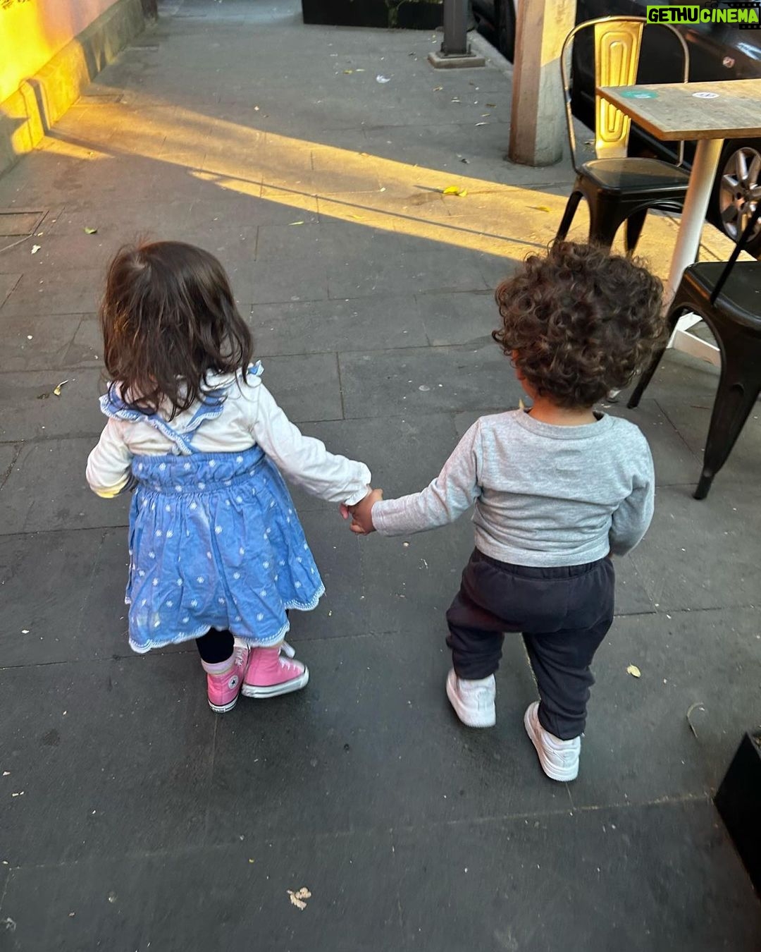 Natalia Téllez - 60.9K Likes - Así pasa el tiempo y acomoda los corazones donde van, ♥️ se terminan rompecabezas que pensábamos con piezas perdidas y rotas para develar crisálidas gigantes que nos resguardaron y nos permitieron volar. Yo no lo sabía pero construí una red en el camino que se llama familia . Los quiero MUCHO @titijaques y @pedroprietotv