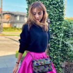Natalia Téllez Instagram - Porque no avisan que ya no es zapatilla de cristal sino bolsa de cristales de @kurtgeiger 💎✨#amo