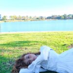 Natalia Téllez Instagram - Cuando te intentas desconectar en vacaciones pero solo puedes pensar que estrenas el VIERNES @sietevecesadios 😱