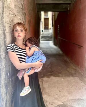 Natalia Téllez Instagram - La doctora me escribió “está perfecta tu chamaca”…entendí que eras una niña, que tú venías perfecta, pero el mundo al que venías era todo menos perfecto, especialmente para las mujeres. Tanta gente al enterarse de tu sexo me decía “Ay ojalá sea muy bonita” yo solo podía pensar “Ojalá esté muy sana, muy fuerte, muy valiente, ojalá no sea lo que nadie espera y tenga el valor de sostenerlo y sea libre, ojalá esté a salvo, ojalá pueda definirse, ojalá esté … ojalá yo sea lo suficientemente fuerte para mantenerla aquí, sin que la rompan, sin que la hagan dudar, sin que la cambien. Como resuenan las consignas del 8M resuena mi corazón “LA QUIERO VIVA Y LIBRE…NOS QUIERO VIVAS Y LIBRES” #8M 💜
