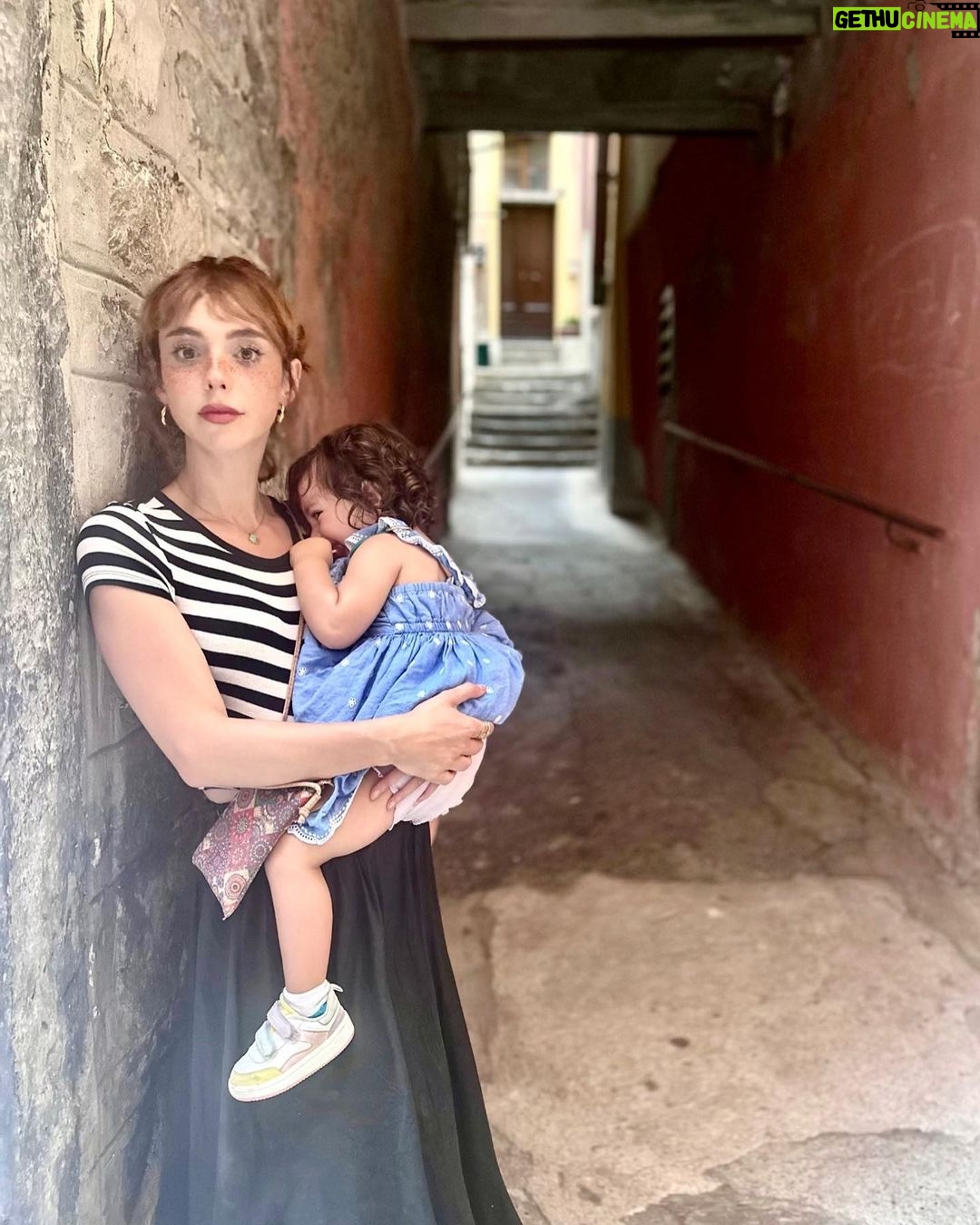 Natalia Téllez - 143.2K Likes - La doctora me escribió “está perfecta tu chamaca”…entendí que eras una niña, que tú venías perfecta, pero el mundo al que venías era todo menos perfecto, especialmente para las mujeres. Tanta gente al enterarse de tu sexo me decía “Ay ojalá sea muy bonita” yo solo podía pensar “Ojalá esté muy sana, muy fuerte, muy valiente, ojalá no sea lo que nadie espera y tenga el valor de sostenerlo y sea libre, ojalá esté a salvo, ojalá pueda definirse, ojalá esté … ojalá yo sea lo suficientemente fuerte para mantenerla aquí, sin que la rompan, sin que la hagan dudar, sin que la cambien. Como resuenan las consignas del 8M resuena mi corazón “LA QUIERO VIVA Y LIBRE…NOS QUIERO VIVAS Y LIBRES” #8M 💜