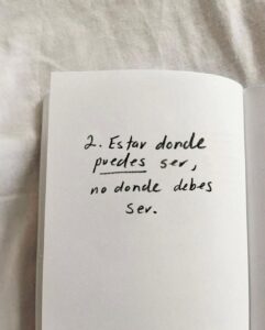 Natalia Téllez Instagram - El gorro de la suerte, el cielo que nos contempla y la niña de mis ojos ✨ (la pintura es Mía y se llama “mujer fuego”)
