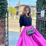 Natalia Téllez Instagram - Porque no avisan que ya no es zapatilla de cristal sino bolsa de cristales de @kurtgeiger 💎✨#amo
