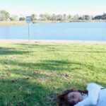 Natalia Téllez Instagram - Cuando te intentas desconectar en vacaciones pero solo puedes pensar que estrenas el VIERNES @sietevecesadios 😱