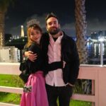 Natalia Téllez Instagram - Emi alcanzó a ver los fuegos artificiales, @ariwilhelm trajo uvas en bolsas ziploc porque aquí no se acostumbra, @zaabs me besó al final del conteo, @thisismysouthbay me hizo reír mucho…no puedo pedir nada mas. Estoy contenta y tantito cruda 🎆🎇
