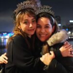 Natalia Téllez Instagram - Emi alcanzó a ver los fuegos artificiales, @ariwilhelm trajo uvas en bolsas ziploc porque aquí no se acostumbra, @zaabs me besó al final del conteo, @thisismysouthbay me hizo reír mucho…no puedo pedir nada mas. Estoy contenta y tantito cruda 🎆🎇