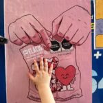 Natalia Téllez Instagram - Arte y amor…Emi quitándome hojitas de la cabeza 🖼️💕