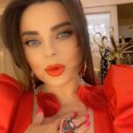 Natalya Korolyova Instagram - Рубрика #поемхором «Нам песня строить и жить помогает» - эти слова вовсе не случайны. Именно наши любимые народные песни как драгоценные жемчужины украшают нашу невероятно богатую и мощную культуру. Песни, в которых так много любви, поддержки, слёз, силы и добра! И как здорово, когда дома с друзьями, исполняя песни, вы можете излить свою боль, свою радость и свой восторг. Действительно, песни объединяют и дают какую-то неподдельную силу духа, помогая нам жить дальше и идти вперед. Ждите скоро в эфире этот потрясающий концерт, где вы услышите свои любимые песни. И я уверена, что вы будете подпевать всей семьей, и вы станете еще ближе друг другу, еще сильнее, и у вас обязательно будет хорошее настроение❤️ С любовью, Ваша Наташа Государственный Кремлёвский Дворец