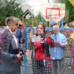 Natalya Korolyova Instagram - Крекшино… место Толстого и его именитых друзей… стало родным местом для меня и моей семьи ! … мне было 19 лет когда я построила здесь дом, который очень люблю. Когда-то узенькая дорога вела в наш уютный подмосковный уголок, а сейчас - мы стали частью ТиНАО, частью красавицы Москвы. Едешь по дороге и видишь, как все развивается, растёт, появляются новые жилые комплексы, метро - что-то меняется быстрее, что-то чуть медленнее, но все равно общими усилиями мы движемся вперёд. Когда Архип был совсем маленьким, своими силами мы сделали детскую площадку для детишек нашего посёлка, а сегодня я так рада, что администрация нашего Марушкинского поселения откликнулась на просьбы наших жителей , и на месте старой площадки стоит новая, современная, детско-спортивная площадка, которая уже подарила столько радости всем: и деткам, и взрослым. Каждый может найти что-то своё, позаниматься на тренажерах, поиграть в футбол или просто покачаться на качелях и почитать любимую книжку… Крекшино, мой любимый уютный уголок… как здорово, что ты продолжаешь жить своей красивой жизнью, а мы тебе в этом помогаем. Вместе мы сохраняем наследие и изменяем нашу жизнь к лучшему… #дом #семья #соседи #лето #дружба #спорт #москва #крёкшино #тинао Krekshino, Moskovskaya Oblast', Russia