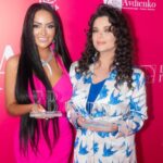 Natalya Korolyova Instagram - А вот и первая наша совместная награда 🥇на премии @fb_journal . Аника КерИмова @anikakerimova_official и Наташа Королёва - победители в номинации "Коллекция года". Лучшая круизная коллекция дизайнера Аники Керимовой и певицы Наташи Королевой выполнена по мотивам песен Наташи Королевой. Цветочные принты, невероятно насыщенные оттенки - это то, что вам необходимо иметь в гардеробе этим летом.#море #мода #лето #пляж