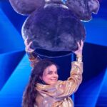 Natalya Korolyova Instagram - Какие только образы не примеряют на себя участники шоу Маска на НТВ, чтобы создать неповторимого героя, и не позволить жюри угадать своё истинное лицо. 🦦 И каждый раз возникает вопрос: кто, кто, ну кто же скрывается за маской?🎭 ⁣⁣⠀ ⁣⁣Меня неоднократно приглашали участвовать в этом проекте, и я к нему достаточно долго присматривалась, понимая, что всё не так просто и однозначно. Такое, казалось бы, легкое и красочное шоу, которое дарит зрителям яркие эмоции, потрясающие номера, замечательные песни, интриги, загадки…в общем, самый настоящий вулкан страстей⚡️⚡️⚡️Но для участников - это настоящий вызов!⁣⁣⠀ ⁣⁣⠀ Ведь здесь очень важно не просто создать красивую картинку (в жарком и порою не очень удобном костюме), но и постараться изменить свой голос до неузнаваемости. Поэтому я просто снимаю шляпу перед всеми участниками шоу, понимая какие они все герои 👏👏👏⁣⁣⠀ ⁣⁣⠀Моё участие в качестве гостя позволило и мне окунуться в эту сверхзасекреченную атмосферу @maskantv и даже помучить в догадках моих дороги коллег в жюри. ⁣⁣⠀ Безусловно, на душе осталось очень много самых положительных эмоций, и вообще, это просто замечательный творческий опыт 🔥⁣⁣⠀ А вы смотрели выпуск? Узнали меня?😉 #шоу #маска @weitmedia #мышка