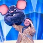 Natalya Korolyova Instagram - Какие только образы не примеряют на себя участники шоу Маска на НТВ, чтобы создать неповторимого героя, и не позволить жюри угадать своё истинное лицо. 🦦 И каждый раз возникает вопрос: кто, кто, ну кто же скрывается за маской?🎭 ⁣⁣⠀ ⁣⁣Меня неоднократно приглашали участвовать в этом проекте, и я к нему достаточно долго присматривалась, понимая, что всё не так просто и однозначно. Такое, казалось бы, легкое и красочное шоу, которое дарит зрителям яркие эмоции, потрясающие номера, замечательные песни, интриги, загадки…в общем, самый настоящий вулкан страстей⚡️⚡️⚡️Но для участников - это настоящий вызов!⁣⁣⠀ ⁣⁣⠀ Ведь здесь очень важно не просто создать красивую картинку (в жарком и порою не очень удобном костюме), но и постараться изменить свой голос до неузнаваемости. Поэтому я просто снимаю шляпу перед всеми участниками шоу, понимая какие они все герои 👏👏👏⁣⁣⠀ ⁣⁣⠀Моё участие в качестве гостя позволило и мне окунуться в эту сверхзасекреченную атмосферу @maskantv и даже помучить в догадках моих дороги коллег в жюри. ⁣⁣⠀ Безусловно, на душе осталось очень много самых положительных эмоций, и вообще, это просто замечательный творческий опыт 🔥⁣⁣⠀ А вы смотрели выпуск? Узнали меня?😉 #шоу #маска @weitmedia #мышка
