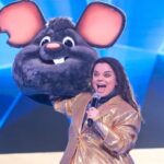 Natalya Korolyova Instagram - Какие только образы не примеряют на себя участники шоу Маска на НТВ, чтобы создать неповторимого героя, и не позволить жюри угадать своё истинное лицо. 🦦 И каждый раз возникает вопрос: кто, кто, ну кто же скрывается за маской?🎭 ⁣⁣⠀ ⁣⁣Меня неоднократно приглашали участвовать в этом проекте, и я к нему достаточно долго присматривалась, понимая, что всё не так просто и однозначно. Такое, казалось бы, легкое и красочное шоу, которое дарит зрителям яркие эмоции, потрясающие номера, замечательные песни, интриги, загадки…в общем, самый настоящий вулкан страстей⚡️⚡️⚡️Но для участников - это настоящий вызов!⁣⁣⠀ ⁣⁣⠀ Ведь здесь очень важно не просто создать красивую картинку (в жарком и порою не очень удобном костюме), но и постараться изменить свой голос до неузнаваемости. Поэтому я просто снимаю шляпу перед всеми участниками шоу, понимая какие они все герои 👏👏👏⁣⁣⠀ ⁣⁣⠀Моё участие в качестве гостя позволило и мне окунуться в эту сверхзасекреченную атмосферу @maskantv и даже помучить в догадках моих дороги коллег в жюри. ⁣⁣⠀ Безусловно, на душе осталось очень много самых положительных эмоций, и вообще, это просто замечательный творческий опыт 🔥⁣⁣⠀ А вы смотрели выпуск? Узнали меня?😉 #шоу #маска @weitmedia #мышка