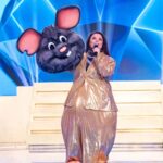 Natalya Korolyova Instagram - Какие только образы не примеряют на себя участники шоу Маска на НТВ, чтобы создать неповторимого героя, и не позволить жюри угадать своё истинное лицо. 🦦 И каждый раз возникает вопрос: кто, кто, ну кто же скрывается за маской?🎭 ⁣⁣⠀ ⁣⁣Меня неоднократно приглашали участвовать в этом проекте, и я к нему достаточно долго присматривалась, понимая, что всё не так просто и однозначно. Такое, казалось бы, легкое и красочное шоу, которое дарит зрителям яркие эмоции, потрясающие номера, замечательные песни, интриги, загадки…в общем, самый настоящий вулкан страстей⚡️⚡️⚡️Но для участников - это настоящий вызов!⁣⁣⠀ ⁣⁣⠀ Ведь здесь очень важно не просто создать красивую картинку (в жарком и порою не очень удобном костюме), но и постараться изменить свой голос до неузнаваемости. Поэтому я просто снимаю шляпу перед всеми участниками шоу, понимая какие они все герои 👏👏👏⁣⁣⠀ ⁣⁣⠀Моё участие в качестве гостя позволило и мне окунуться в эту сверхзасекреченную атмосферу @maskantv и даже помучить в догадках моих дороги коллег в жюри. ⁣⁣⠀ Безусловно, на душе осталось очень много самых положительных эмоций, и вообще, это просто замечательный творческий опыт 🔥⁣⁣⠀ А вы смотрели выпуск? Узнали меня?😉 #шоу #маска @weitmedia #мышка