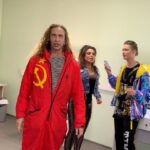 Natalya Korolyova Instagram - С праздником, друзья! С днём семьи, любви и верности! Как важно иметь семью и оберегать своё гнёздышко, свитое с огромной любовью, теплом и с большим трудом. Да, семья - эта большой труд , временами сложная дипломатическая работа, особенно, когда каждый член семьи - яркая личность. И как важно чувствовать настроение в семье ,уметь стоять друг за друга, оберегать и помогать, поддерживать, несмотря ни на что. Я счастлива, что в нашей семье - именно так! Ведь так просто разрушить, в отчаянии махнув на всё рукой затаив обиды . И как сложно созидать, по крупинкам собирая своё счастье! Это и есть тот самый подвиг любви, который совершаем все мы во имя наших семей каждый день в радости и печали. Тот самый подвиг любви, который совершили Пётр и Февронья. С праздником, друзья! Пусть ваше гнёздышко будет наполнено счастьем❤️ С любовью, Ваша Наташа #семья #любовь #мир #дружба