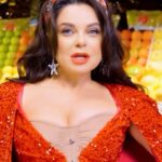 Natalya Korolyova Instagram - Ой, Наташи всех стран, объединяйтесь! Мы те ещё штучки: шаловливые, весёлые и зажигательные! Я ещё не встречала ни одну Наташу, которая была бы унылая и скучная. С нами Наташами точно не соскучишься, нигде и никогда! В такой шуточной и веселой форме мы с Gazan-ом @gazanmusic решили выпустить этот модный тречек, а юмор, как мы знаем, всегда проникает в самую суть человека и расширяет границы.Слушайте, делитесь и зажигайте на Новый год под нашу песню. #наташа #газан #наташакоролева